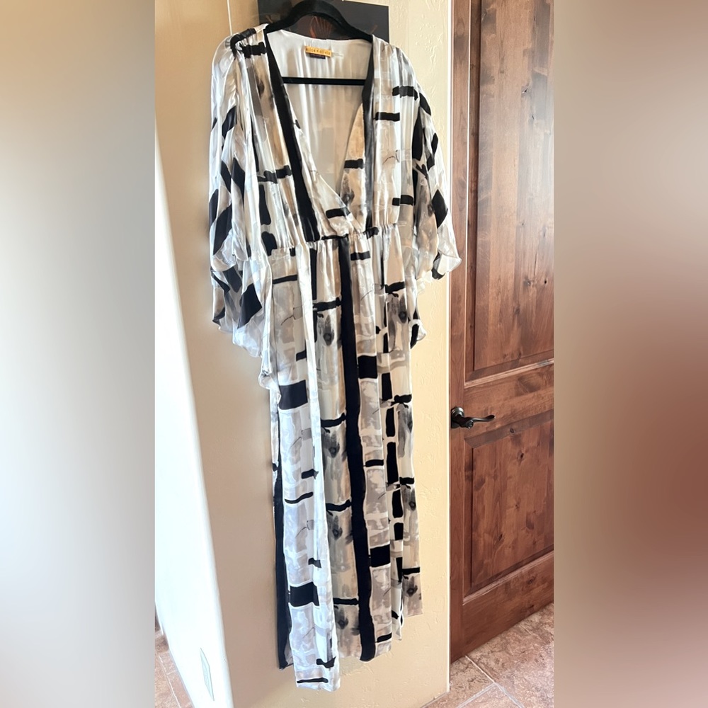 Alice & Olivia Med Black and White Kimono dress